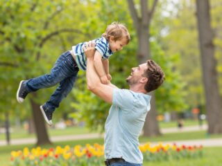 Miért nélkülözhetetlen az apa a gyerek életében? A modern apaság kihívásai és örömei