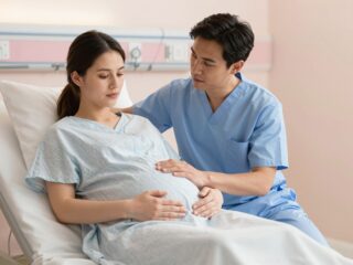 Se veled, se nélküled: személyes tapasztalatok a szülési fájdalomcsillapításról