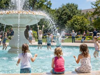 Szökőkutas pancsolás a nyári hőségben: Szabad vagy tilos?