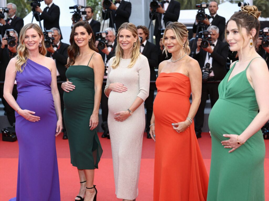 Terhességi divat a vörös szőnyegen: sztárok, ruhák és kényelmi trükkök