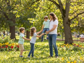 A gyermekvállalás anyagi terhei: milyen rendszerszintű változások segítenék igazán a családokat?
