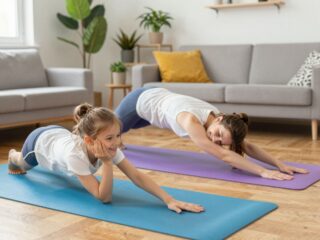 Hogyan jógázzunk együtt a gyerekkel? Játékos pózok és tippek otthonra