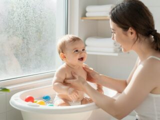 Kádból a zuhany alá: Mikor és hogyan vezesd be a zuhanyzást a babánál?