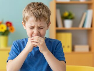 Köhögés, zihálás, fulladás: az asztma korai felismerése gyermekkorban