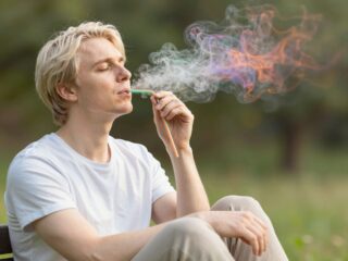 Lélegezz szívószálon keresztül: egy egyszerű trükk a pánik és a stressz ellen