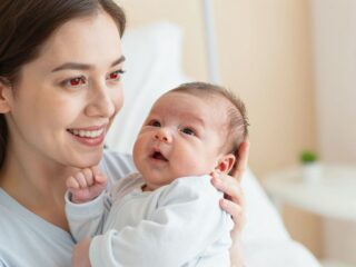 Miért lehet vörös a szemed a szülést követően, és mikor múlik el?