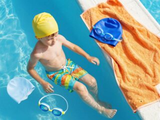 Mire lesz szüksége a gyereknek az úszótanfolyamon a fürdőnadrágon kívül?