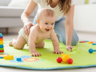 Mit kell tudnia egy 1 éves babának? A mozgásfejlődés mérföldkövei a negyedik trimeszterben