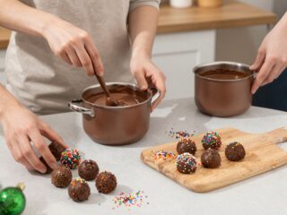 Pálcikás forró csoki házilag: csokigolyótól a csillámpormentes díszítésig