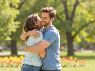 Tudomány az ölelés mögött: hogyan csökkenti a stresszt és erősíti a kötődést?