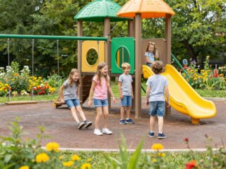 A játszótér szociális szerepe: miért pótolhatatlan a kerti játékokkal?