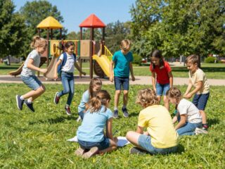 A mozgásos tanulás fontossága: miért kell a gyerekeknek aktívnak lenniük a figyeléshez?