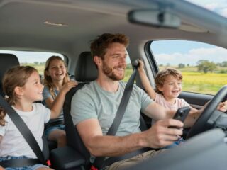 Gyerekekkel autózni: tippek és trükkök a békés és biztonságos utazáshoz