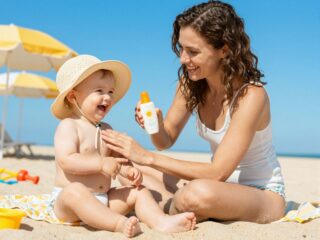 Hogyan válassz naptejet a babának? A jelölések értelmezése a biztonságos napozásért