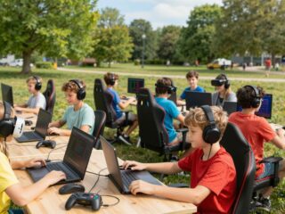 Küldd a gyereket gamer táborba: a legmenőbb e-sport és programozó táborok 2026 nyarán