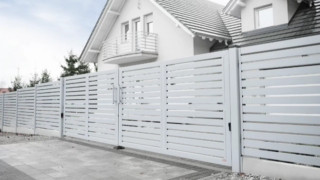 A lemezes kerítés: az otthon védőpajzsa