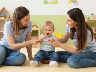 Menjen bölcsibe a gyerek? Érvek és ellenérvek a korai közösségbe szoktatásról