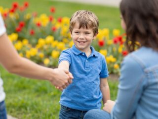 Miért fontos a bocsánatkérés? Így segíti a gyerek szociális fejlődését