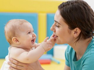 Mikor várható az első puszi? A babák szociális és érzelmi fejlődésének mérföldkövei