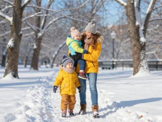 Téli séta a babával: A réteges öltöztetés aranyszabályai a megfázás ellen