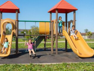 Több mint játék: hogyan fejlesztik a játszótéri eszközök a gyereket?