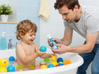 A fürdőjátékok rejtett veszélye: a penész eltávolítása és megelőzése