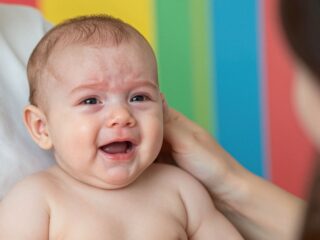 Csipás, összeragadt szemek a babánál: a köncsatorna-elzáródás jelei és kezelése