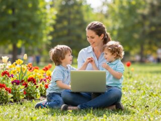 Dolgozó anyák kézikönyve: tippek az egyensúly megteremtéséhez a karrier és a család között