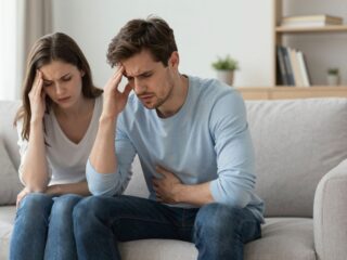 Fejfájás, gyomorproblémák, álmatlanság: a boldogtalan kapcsolat rejtett jelei