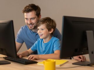 Hogyan védjük meg a gyerekeket az online veszélyektől? Útmutató a digitális világ megszelídítéséhez