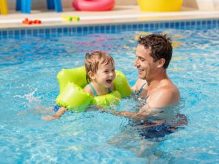 Az úszásoktatás aranyszabályai: mire figyeljen a szülő, hogy a gyerek megszeresse a vizet?