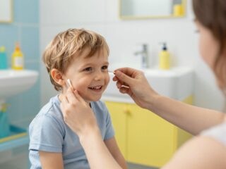 Fültisztítás gyerekeknél: mit szabad és mit tilos a fülzsír eltávolításakor?