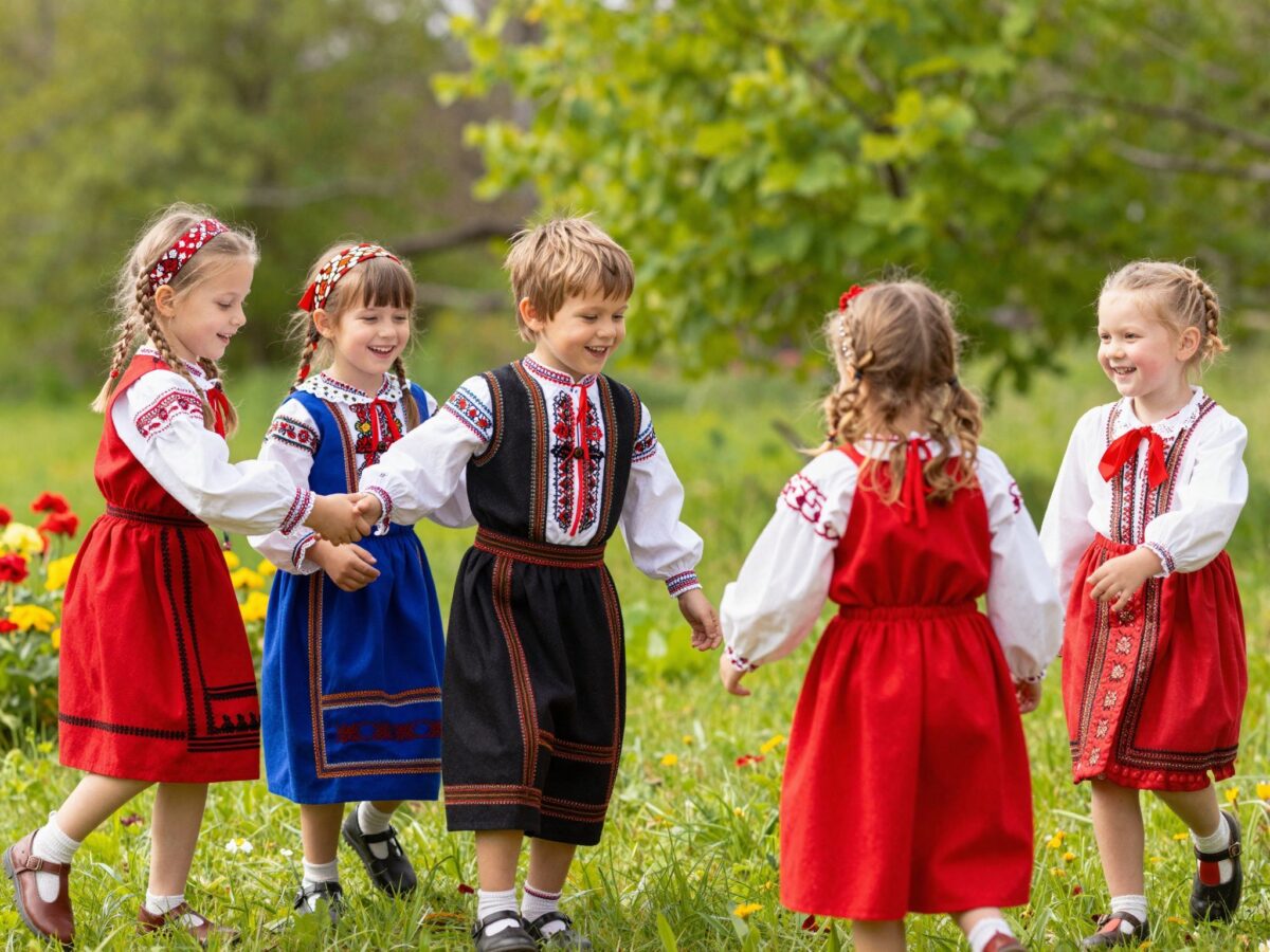 Hagyományőrzés a legkisebbekkel: csodaszép képeken a népviseletbe öltözött gyerekek