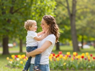 Határtalan anyai szeretet: hogyan formálja a gyerek személyiségét?