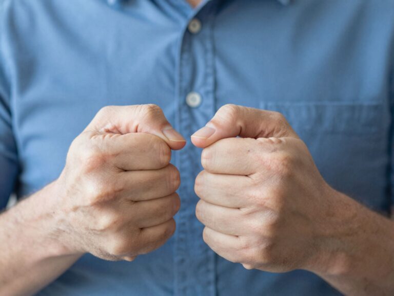 Ízületi gyulladást okoz az ujjropogtatás? Tények és tévhitek a rémisztő szokásról