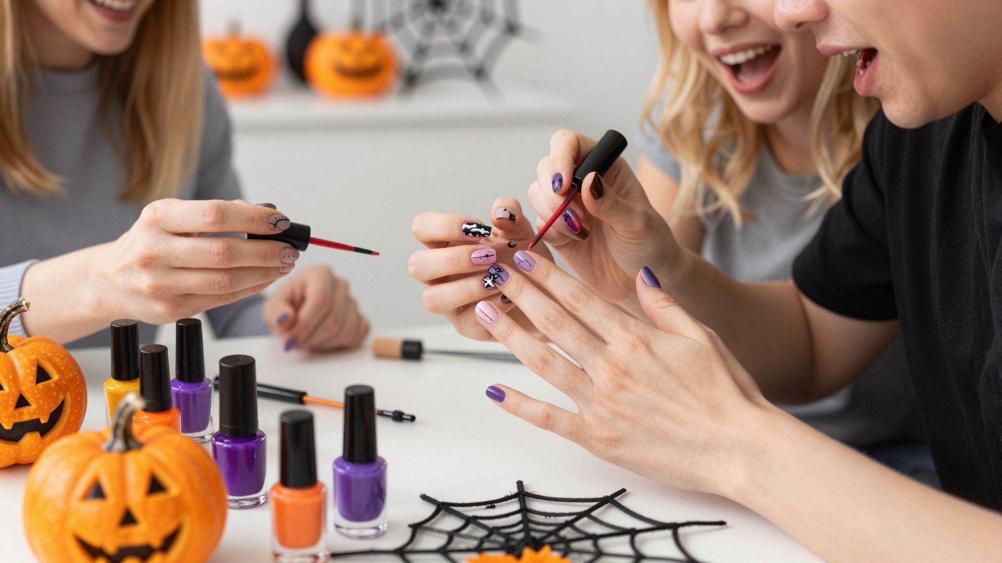 Tökéletes halloweeni manikűrhöz használj kreatív sablonokat és matricákat!