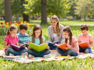 Olvasásra nevelés nyáron: kreatív módszerek a kötelező olvasmányok megszerettetésére
