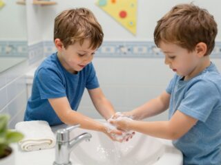 Orrszívó higiénia: hogyan előzzük meg a keresztfertőzést a testvérek között?