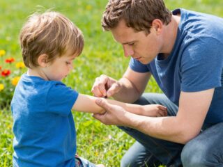 Pánik helyett cselekvés: így távolítsd el szakszerűen a kullancsot a gyerekből