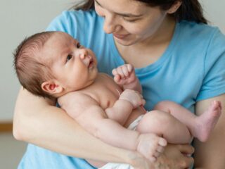 A köldökzsinór késleltetett elvágásának előnyei a baba számára