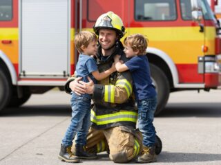 Amikor apa a hős: Egy tűzoltó apuka és gyermekeinek különleges kapcsolata