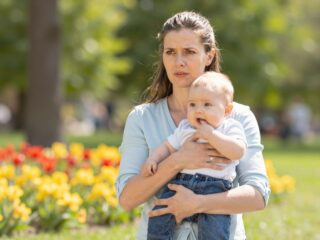 Bérszakadék anyaországban: miért csökken drasztikusan a nők jövedelme a szülés után?