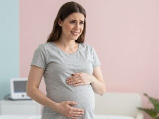 Hasfájás a várandósság alatt: mikor kell orvoshoz fordulni?