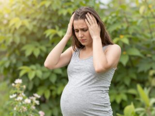 Magas vérnyomás, vizesedés, fejfájás: a terhességi mérgezés (toxémia) leggyakoribb tünetei