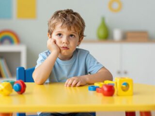 Mitől karikás a szem egy gyereknél? Az 5 leggyakoribb ok a fáradtságon túl