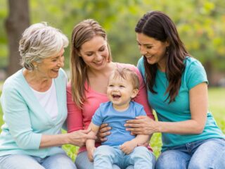 Nagymama, barátnő vagy bébiszitter? Kinek a segítségét kérd a gyerekfelügyelethez?