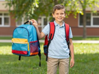 Ne terheld túl a gyermeked gerincét: ekkora iskolatáskát bír el egy elsős biztonságosan