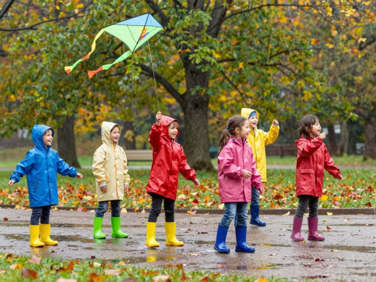Nincs rossz idő, csak nem megfelelő ruha: tippek az esős, szeles időben való önfeledt játékhoz