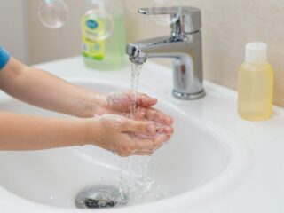 A kézmosás fontossága: mit kockáztatsz, ha a gyerek kihagyja?