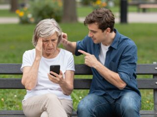 Anya, tedd le a telefont! Az időskori mobilfüggőség veszélyesebb, mint gondolnád